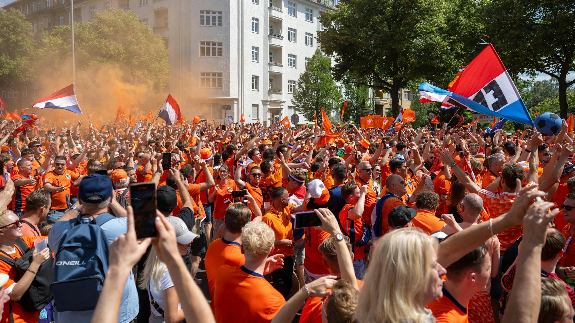 Fanmarsch der Fans der Niederlande in Berlin