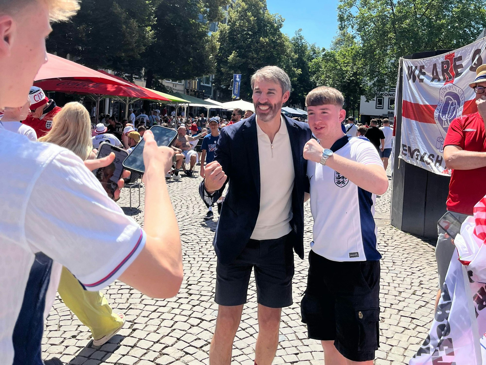 Neil Rowe mit englischen Fans auf dem Alter Markt