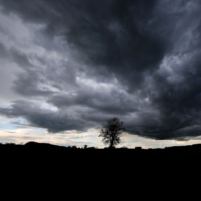 Eine dunkle Unwetterfront zieht am Himmel auf. In Köln und Region drohen spätestens ab Donnerstag Unwetter und Starkregen.(Symbolbild)