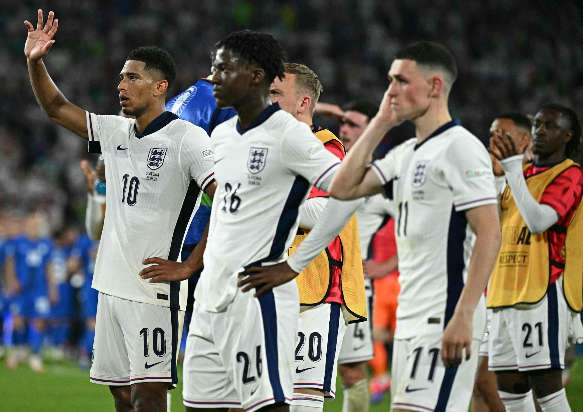 Englands Stars Jude Bellingham (v.l.), Kobbie Mainoo und Phil Foden waren nach dem 0:0 reichlich bedient.