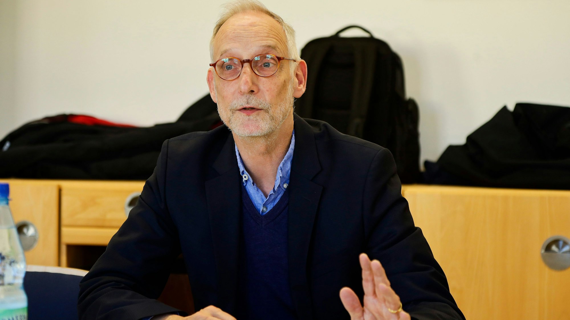 Kliniksleiter Klaus Lüder ist im Gespräch zu sehen. Er sitzt und spricht mit einem nicht sichtbaren Gegenüber.