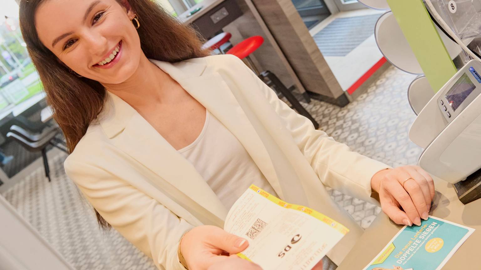 Frau mit WestLotto Spielschein