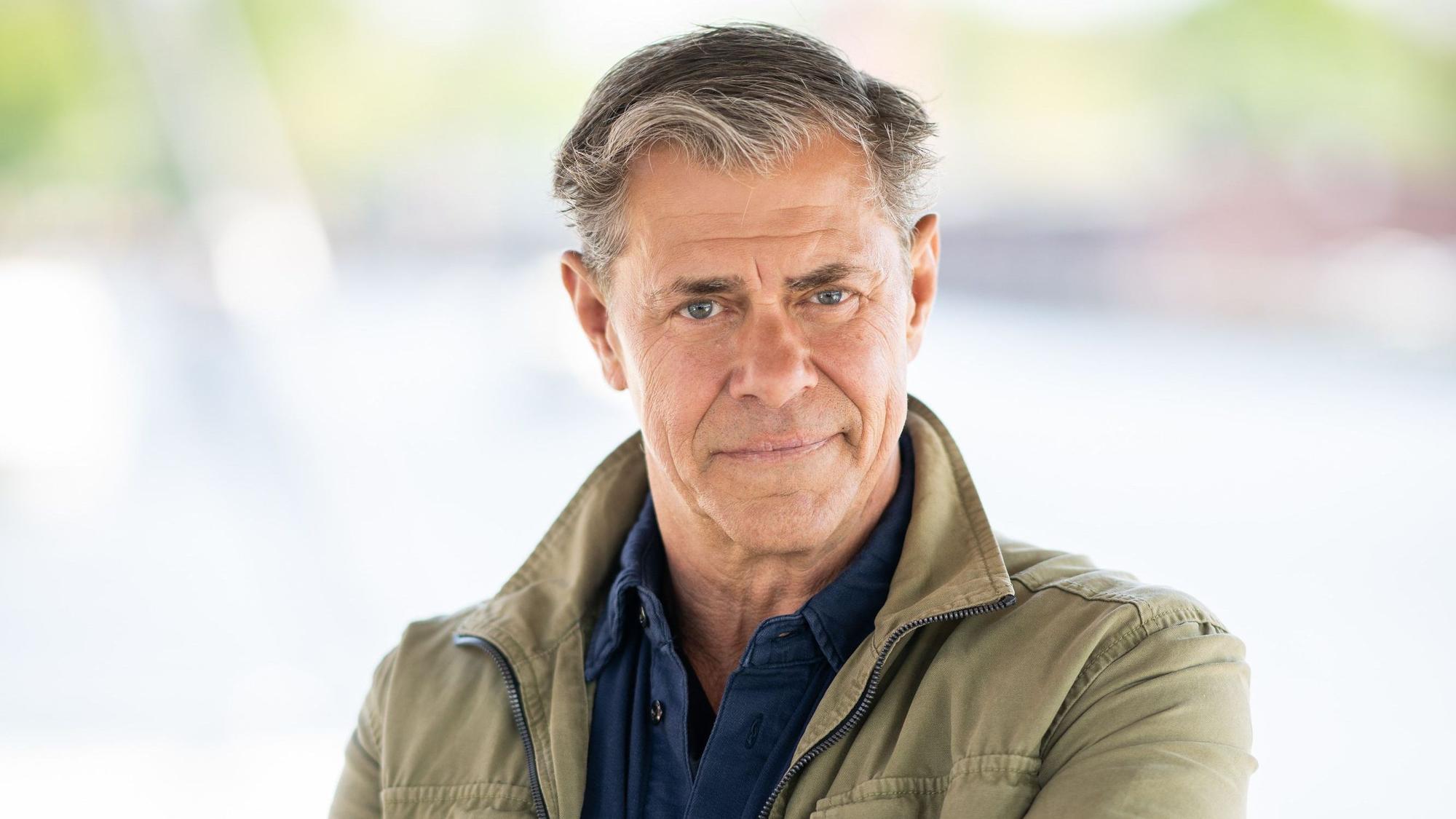 Schauspieler Sven Martinek blickt in die Kamera.