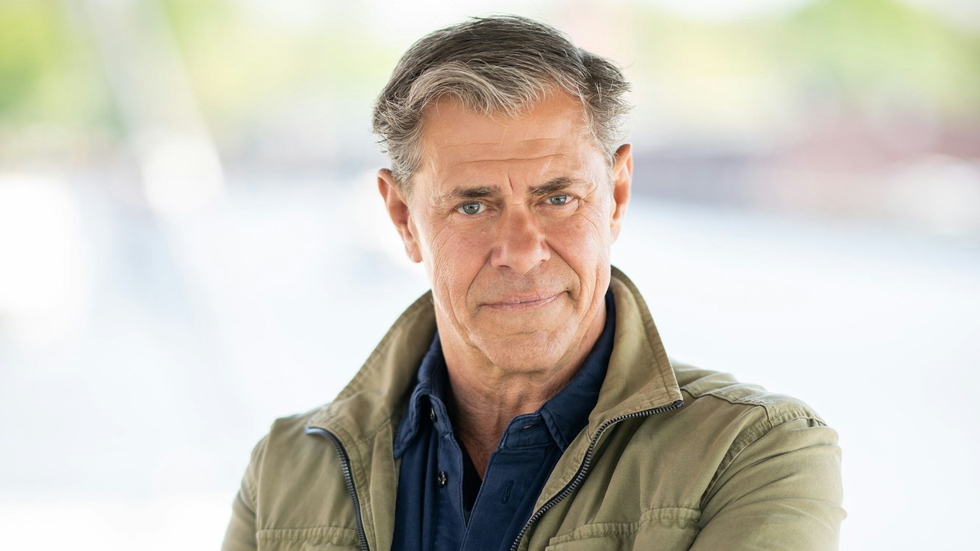 Schauspieler Sven Martinek blickt in die Kamera.