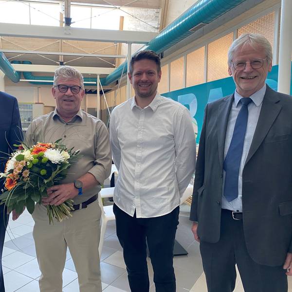 Zu sehen sind der alte und der neue Badleiter sowie Stadtwerke-Chef Thomas Isele und Bürgermeister Dieter Freytag.