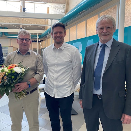 Zu sehen sind der alte und der neue Badleiter sowie Stadtwerke-Chef Thomas Isele und Bürgermeister Dieter Freytag.