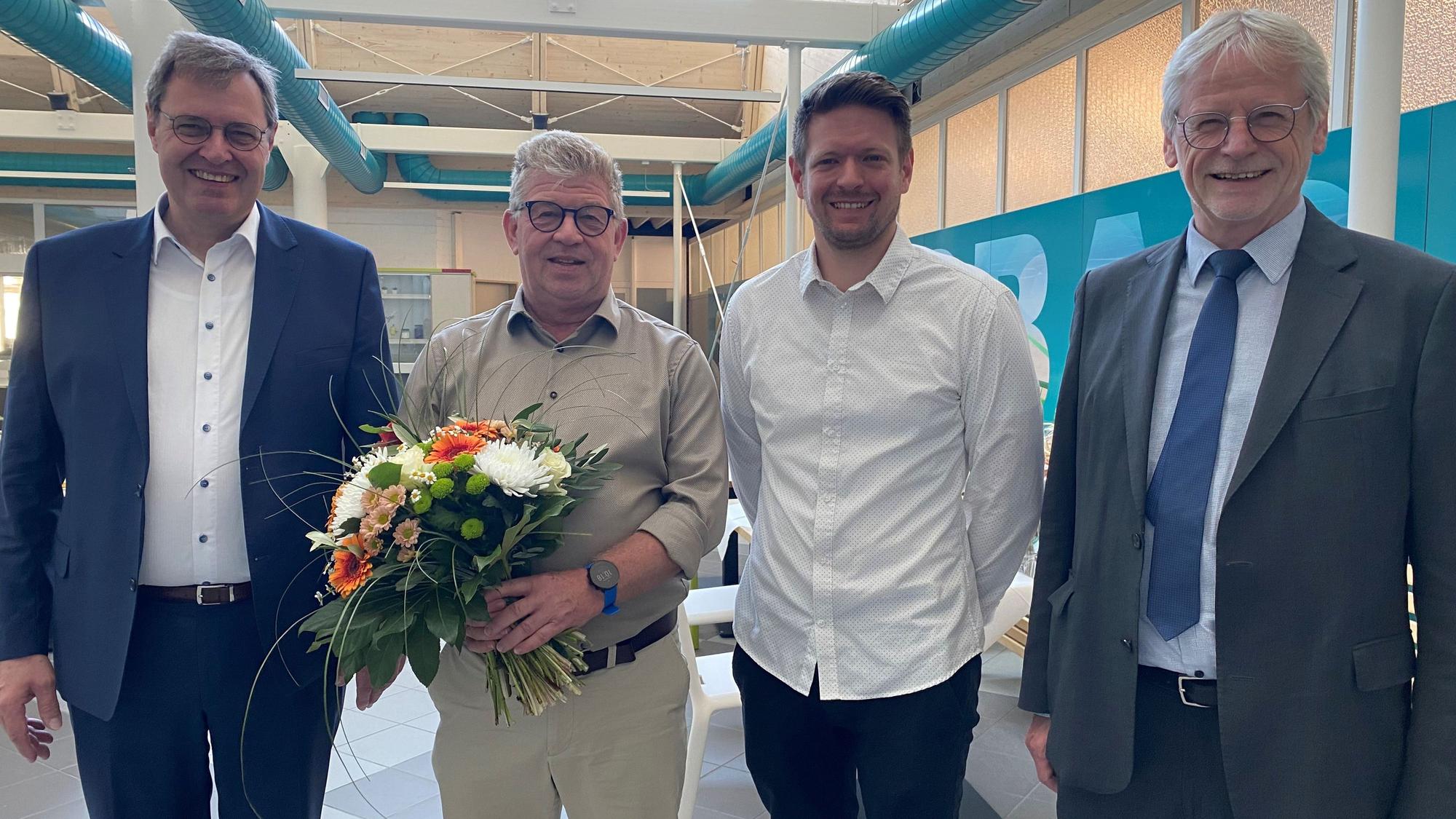 Zu sehen sind der alte und der neue Badleiter sowie Stadtwerke-Chef Thomas Isele und Bürgermeister Dieter Freytag.