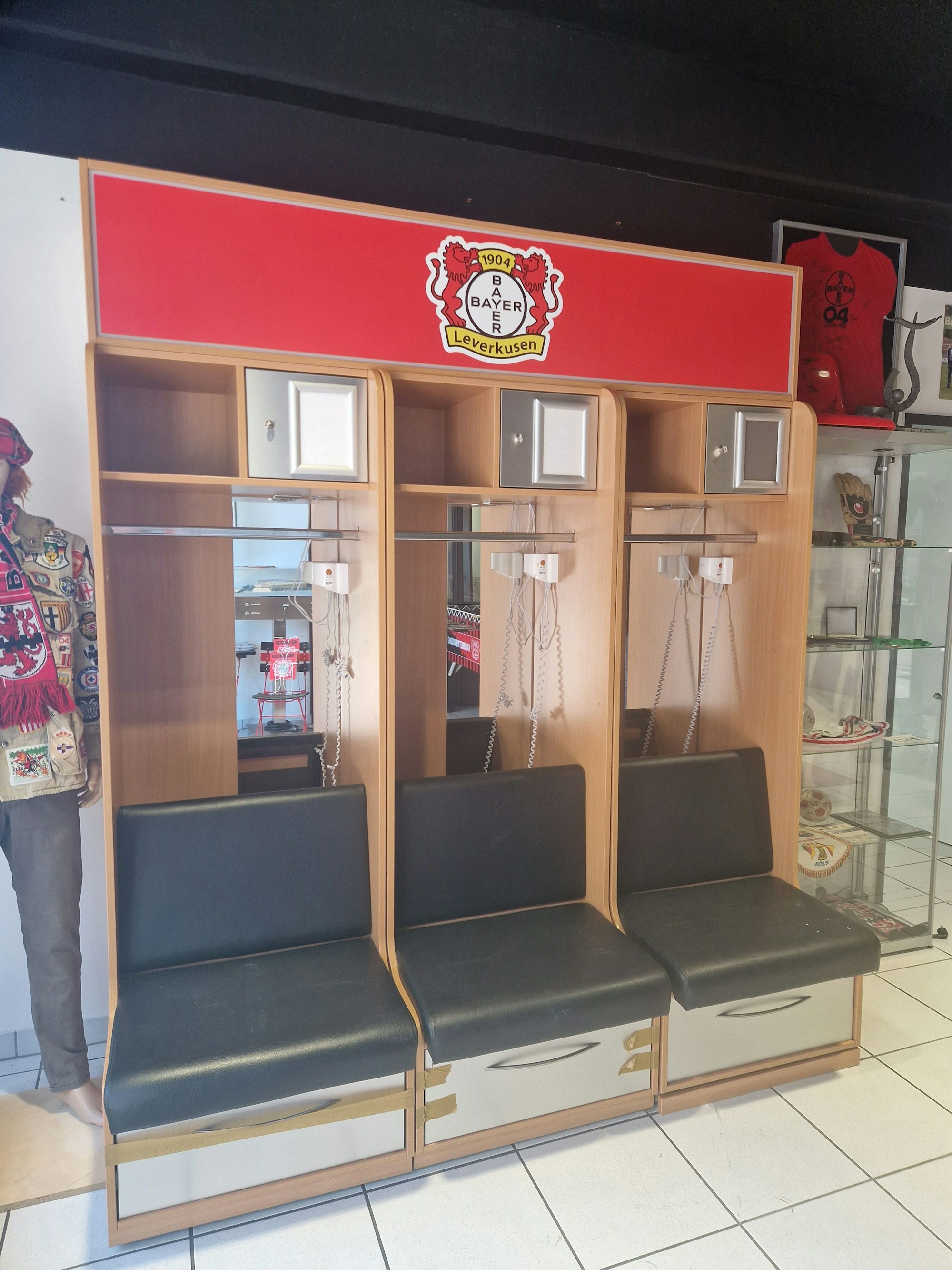 Das Fanprojekt Leverkusen hat versteigert die ‚Meisterkabine‘ von Bayer 04 versteigert.