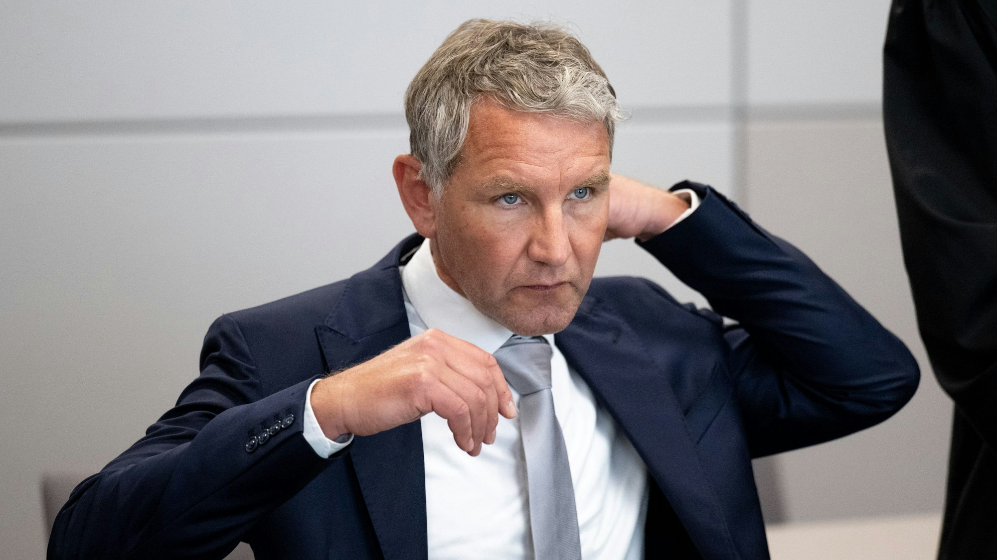 Björn Höcke, Vorsitzender der Thüringer AfD, sitzt nach einer Verhandlungspause im Landgericht Halle/Saale. Höcke muss sich erneut wegen der Verwendung einer verbotenen Losung der Sturmabteilung (SA) verantworten.