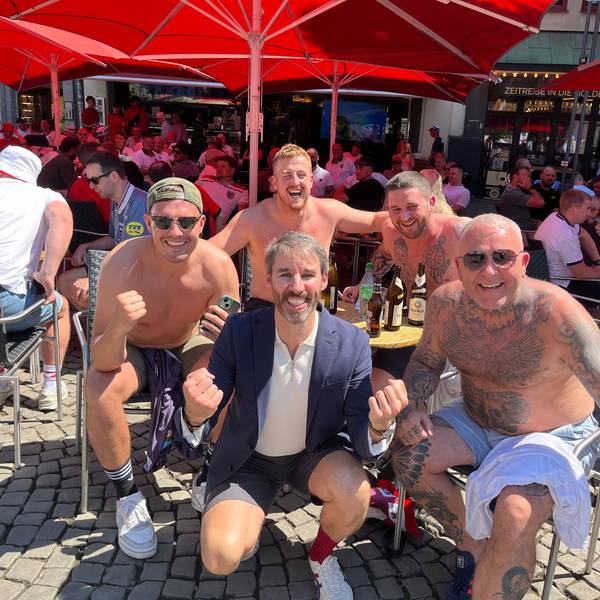 Neil Rowe, Doppelgänger von Gareth Southgate, mit englischen Fans am Alter Markt