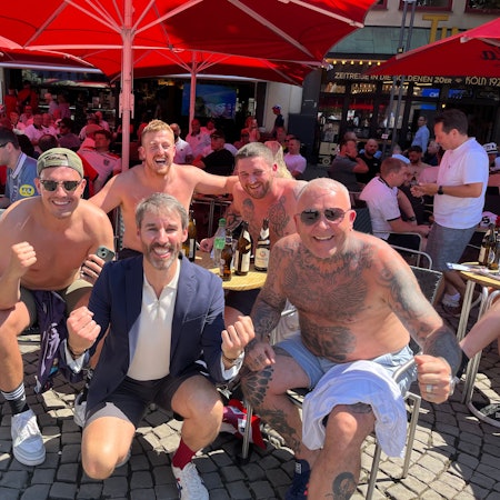 Neil Rowe, Doppelgänger von Gareth Southgate, mit englischen Fans am Alter Markt