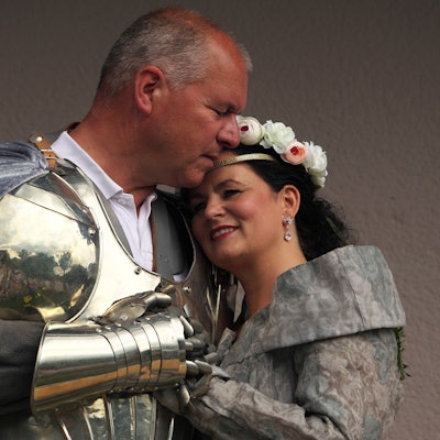 Sabine Vinke lehnt sich an Stefan Vinkes Brust. Stefan Winke trägt einen Plattenpanzer und einen Umhang. Sabine Vinke trägt ein Blumendiadem.
