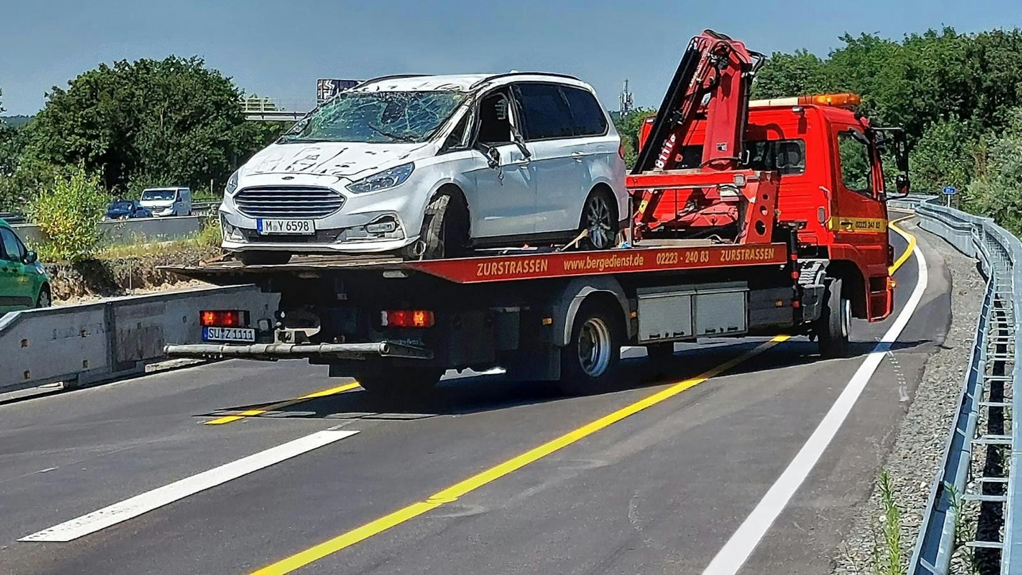 Auf der A 3 hat sich ein Ford Galaxy überschlagen, es kam zu einem bis zu zehn Kilometer langen Rückstau.