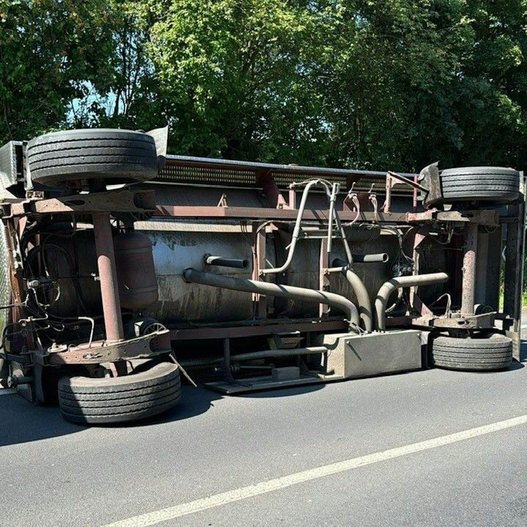 Das Bild zeigt einen umgekippten Lkw-Anhänger.
