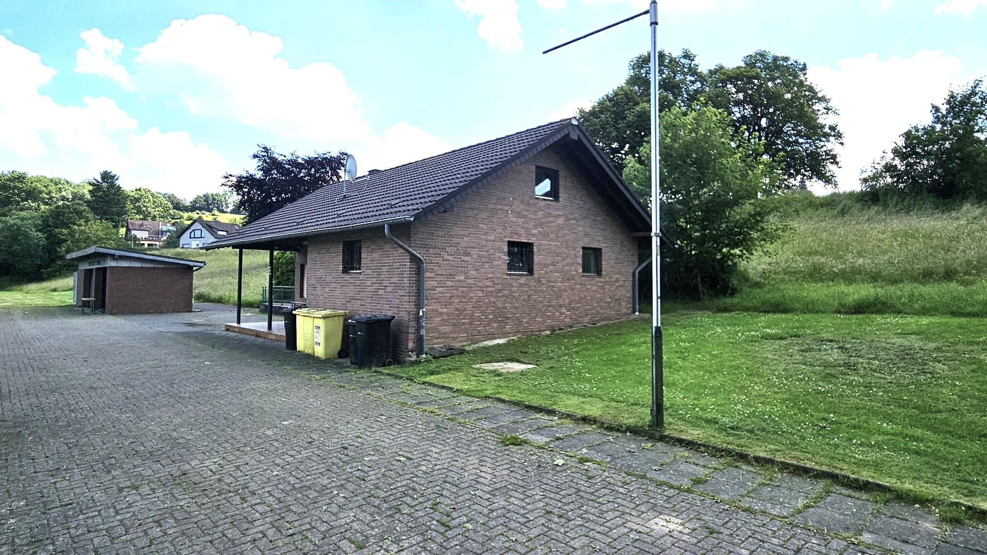 Blick auf das alte Sportheim am Sportplatz von Sötenich.