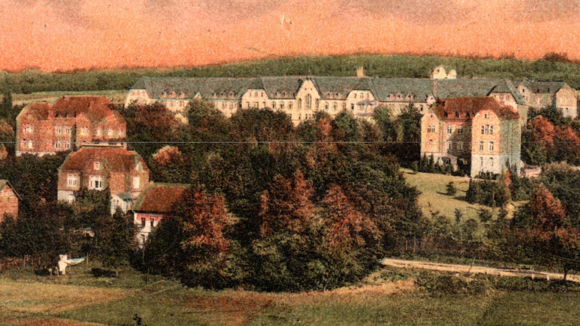 Für den „Rheinischen Städteatlas“ und dessen künftige Ausgabe für die Stadt Waldbröl sammelt der Historiker Wolfgang Rosen auf historisches Bildmaterial, hier zu sehen ist die frühere Heil- und Pflegeanstalt.