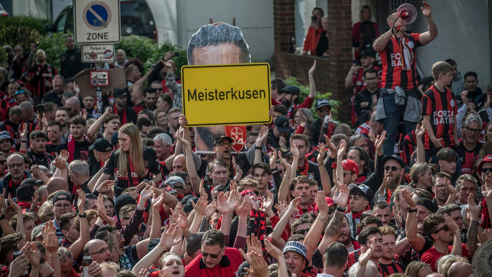 Bayer-04-Leverkusen-Fans feiern.
