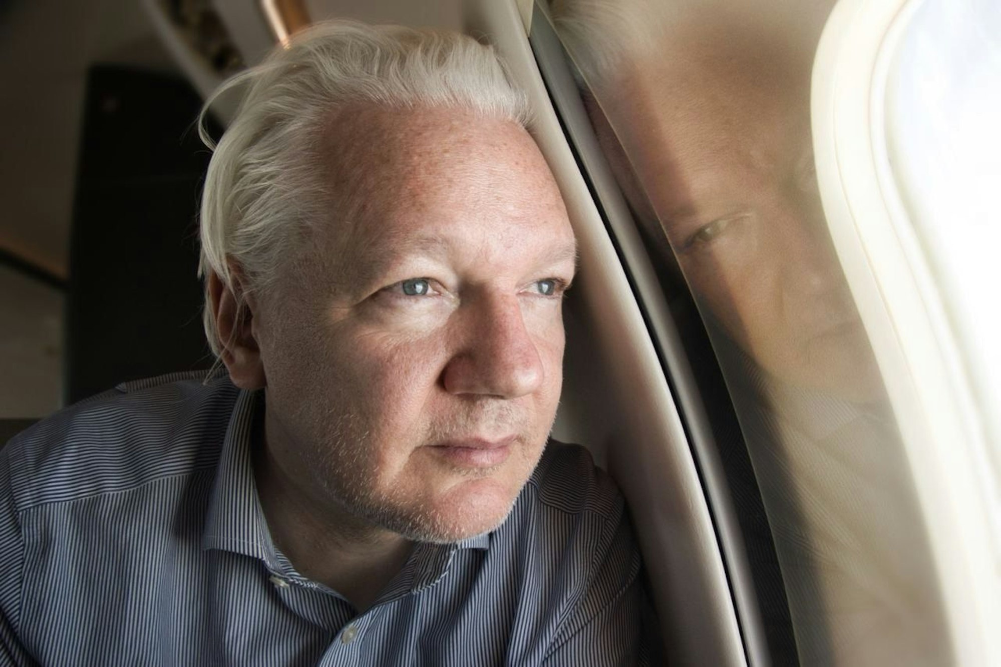 WikiLeaks-Gründer Julian Assange schaut aus dem Fenster, während sich sein Flugzeug aus London Bangkok nähert, um in der thailändischen Hauptstadt eine Zwischenlandung einzulegen.