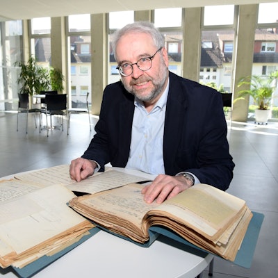 Noch bis ins kommende Jahr hinein nimmt der Kölner Historiker Wolfgang Rosen immer wieder Platz im Bürgerdorf am Alsberg, um dort für den „Rheinischen Städteatlas“ für die Stadt Waldbröl alte Akten auszuwerten.