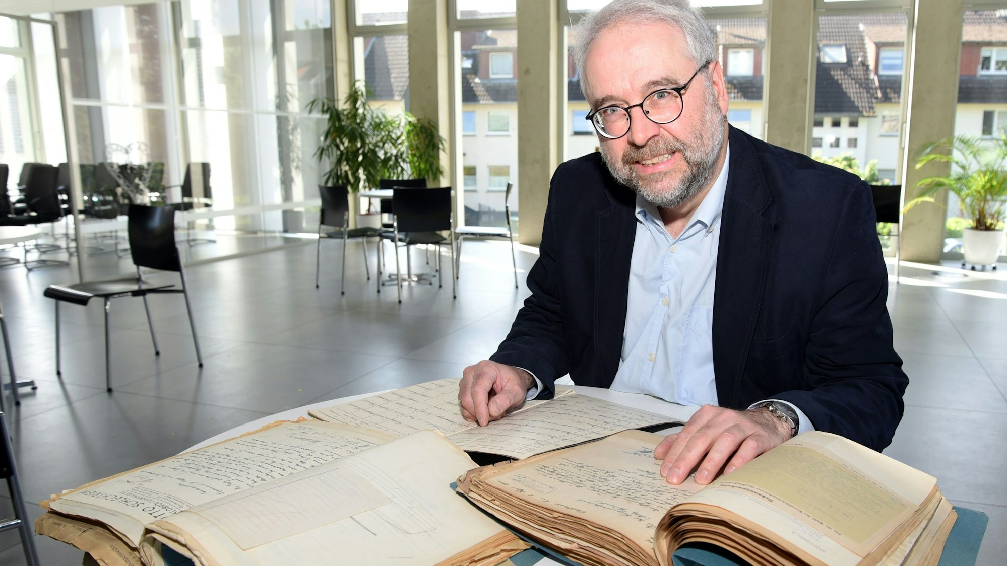 Noch bis ins kommende Jahr hinein nimmt der Kölner Historiker Wolfgang Rosen immer wieder Platz im Bürgerdorf am Alsberg, um dort für den „Rheinischen Städteatlas“ für die Stadt Waldbröl alte Akten auszuwerten.