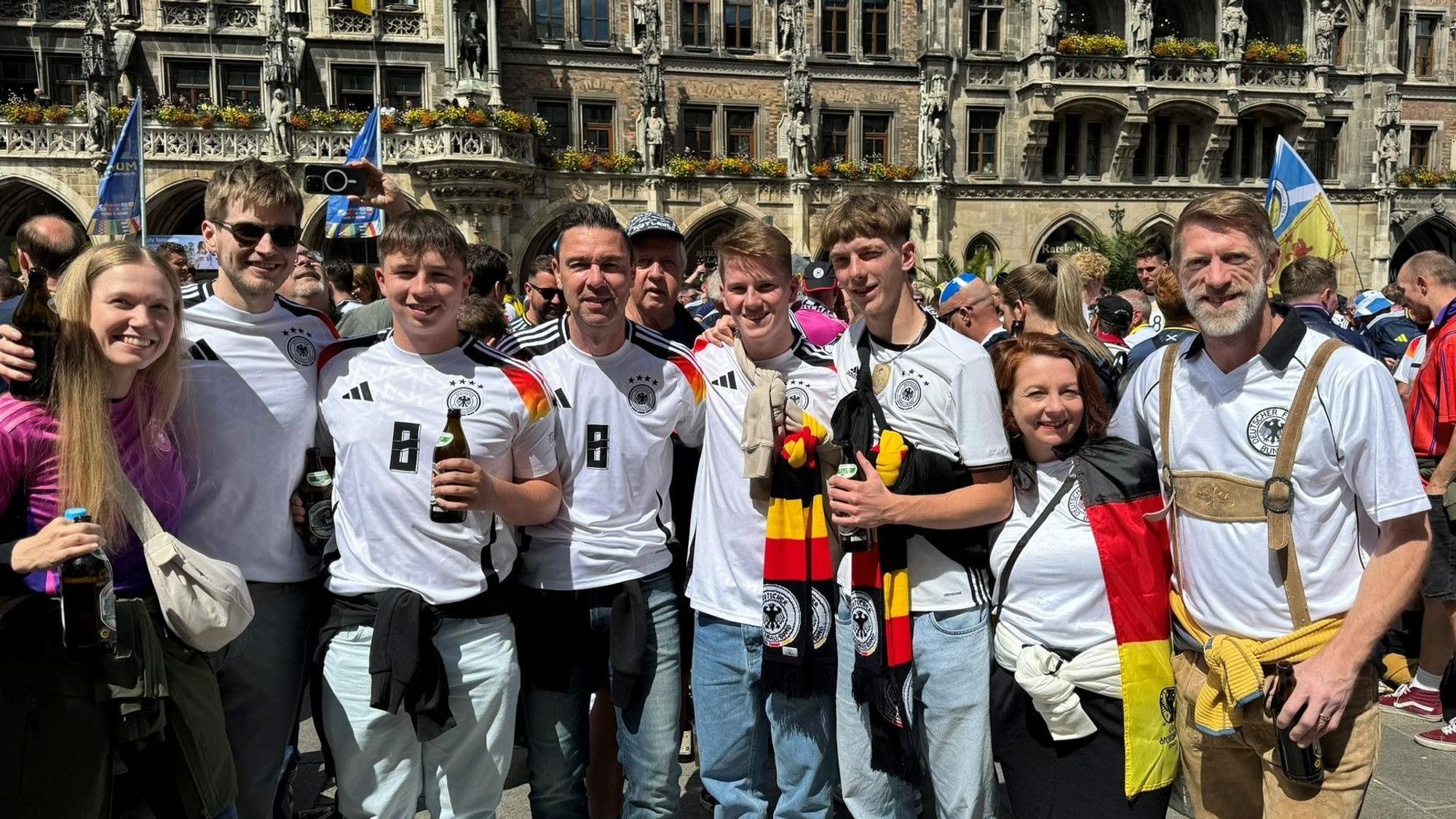 Die Sötenicher-EM-Reisegruppe posiert vor dem Rathaus auf dem Münchener Marienplatz.