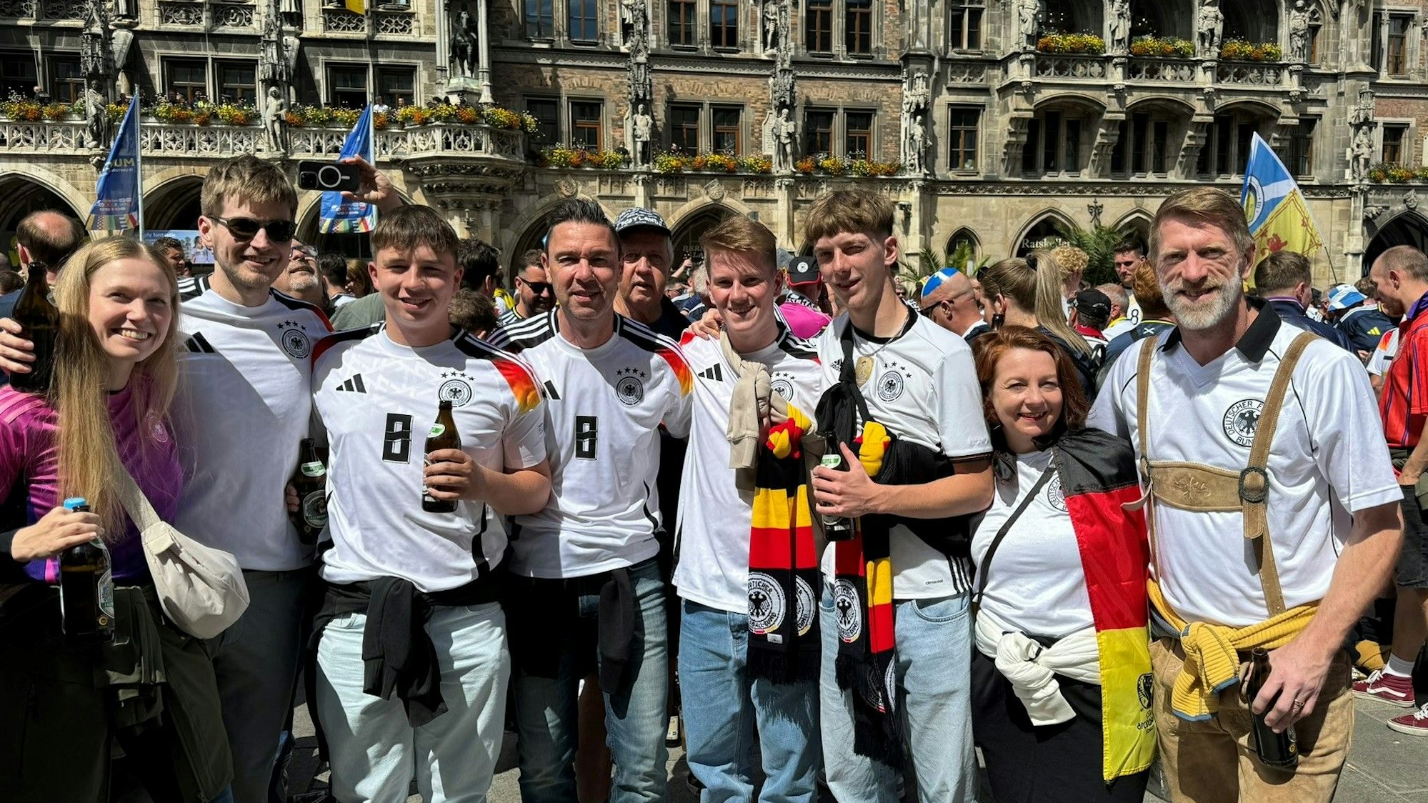 Die Sötenicher-EM-Reisegruppe posiert vor dem Rathaus auf dem Münchener Marienplatz.