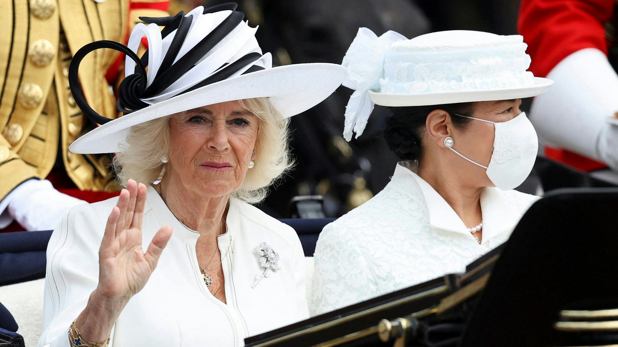 Königin Camilla und Kaiserin Masako fahren in einer Kutsche.