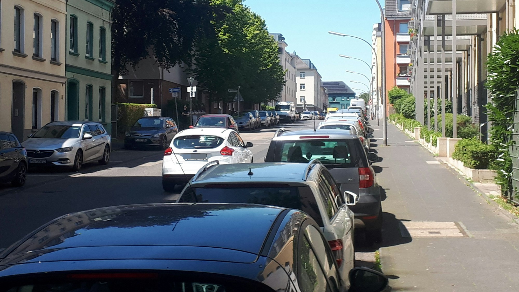 Blick auf die Bergstraße zwischen Merheimer und Neusser Straße. Hier gilt bislang Tempo 50, ein Bürgerantrag fordert jedoch die Einführung von 30 km/h als Limit.