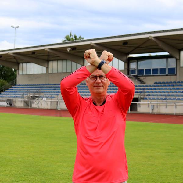 Ein Schiedsrichter kreuzt die Arme. Das Zeichen für eine Spielunterbrechung.