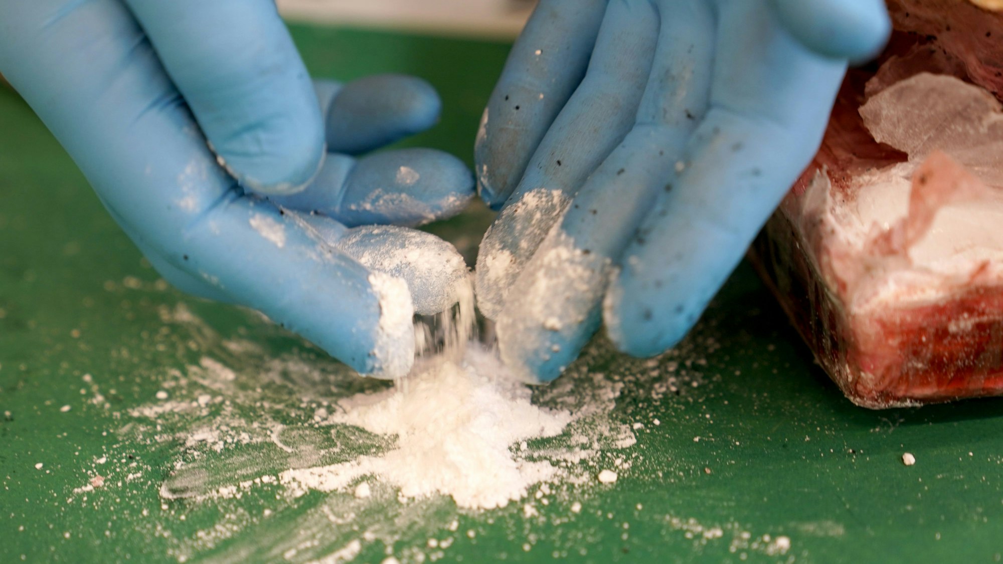 Ein Pressesprecher des Zolls Hamburg präsentiert auf einem Medientermin im Hafen einen kleinen Teil sichergestellten Kokains.