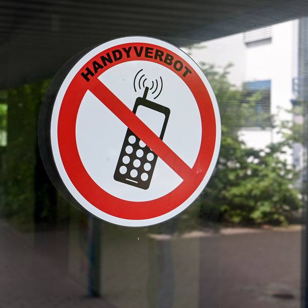 Ein Schild «Handyverbot» ist am Eingang zur Schule in der Köllnischen Heide in Neukölln angebracht. (ZU dpa: «Bildungsministerium: Vorerst kein gesetzliches Handyverbot an Schulen») +++ dpa-Bildfunk +++