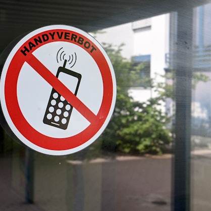 Ein Schild «Handyverbot» ist am Eingang zur Schule in der Köllnischen Heide in Neukölln angebracht. (ZU dpa: «Bildungsministerium: Vorerst kein gesetzliches Handyverbot an Schulen») +++ dpa-Bildfunk +++