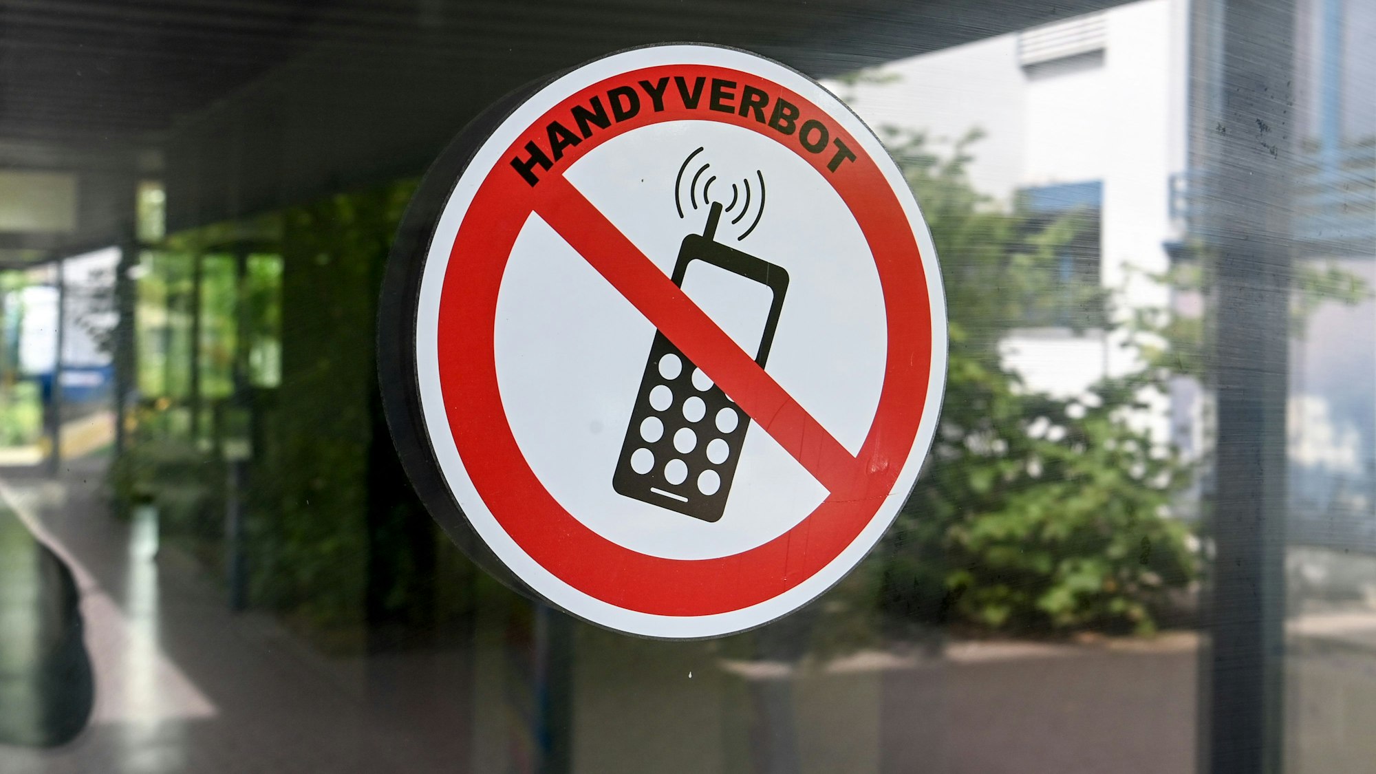 Ein Schild «Handyverbot» ist am Eingang zur Schule in der Köllnischen Heide in Neukölln angebracht. (ZU dpa: «Bildungsministerium: Vorerst kein gesetzliches Handyverbot an Schulen») +++ dpa-Bildfunk +++