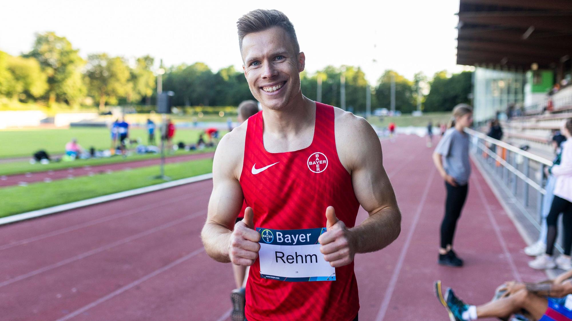 Leverkusen, 1.7.22: Daumen hoch bei Markus Rehm Leverkusen beim Weitsprung beim integrativen Sportfest. *** Leverkusen, 1.7.22 Thumbs up for Markus Rehm Leverkusen long jump at integrative sports festival