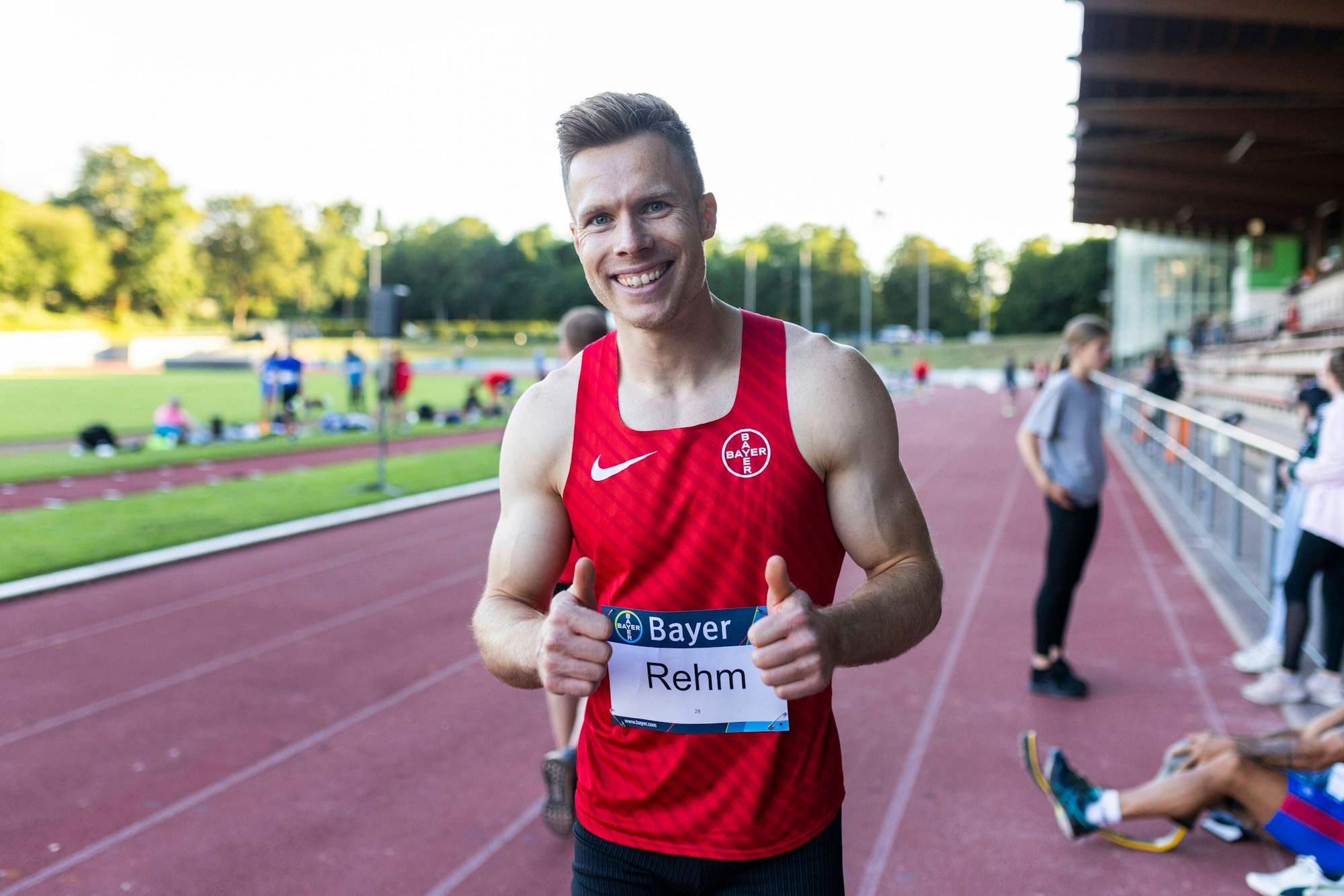 Daumen hoch bei Markus Rehm Leverkusen beim Weitsprung beim integrativen Sportfest.