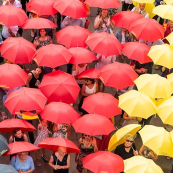 Einige lachen in die Kamera.