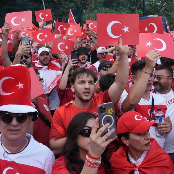 In Hamburg versammeln sich türkische Fans, um ihre Mannschaft bei ihrem letzten Gruppenspiel gegen Tschechien anzufeuern.