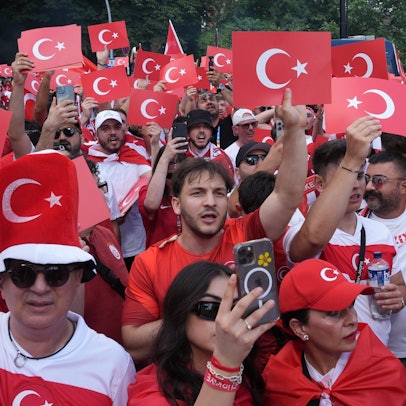 In Hamburg versammeln sich türkische Fans, um ihre Mannschaft bei ihrem letzten Gruppenspiel gegen Tschechien anzufeuern.