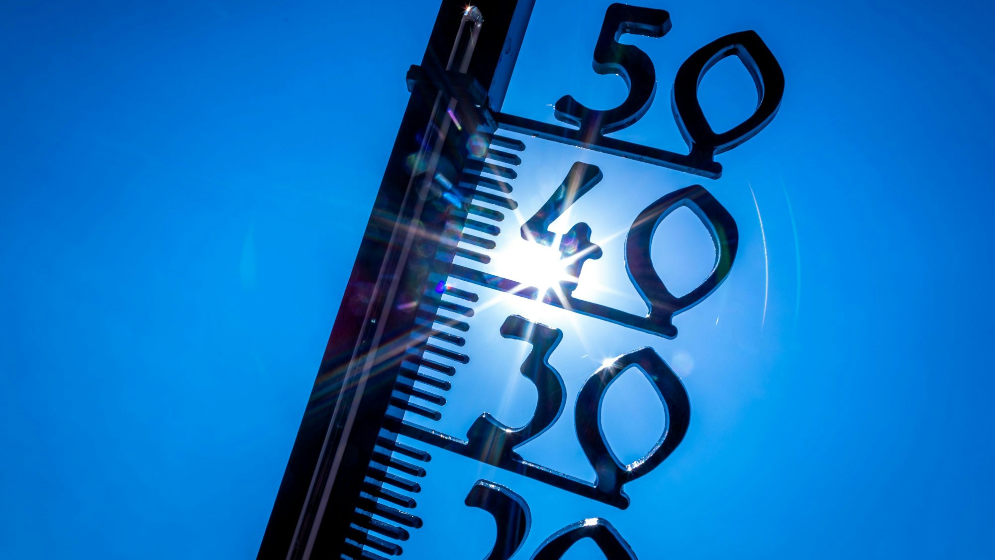 Ein Außenthermometer in einem Kleingarten zeigt die Temperatur von knapp 40 Grad.