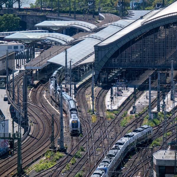 13.06.2024, Köln: Blick auf den Hauptbahnhof. Vom Dach des Hansa-Hochhauses hat man einen guten Rundumblick. Foto: Uwe Weiser