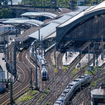 Blick auf den Kölner Hauptbahnhof (Archivbild). Hier ist es am Mittwoch (9. Oktober) zu Einschränkungen im Zugverkehr gekommen.