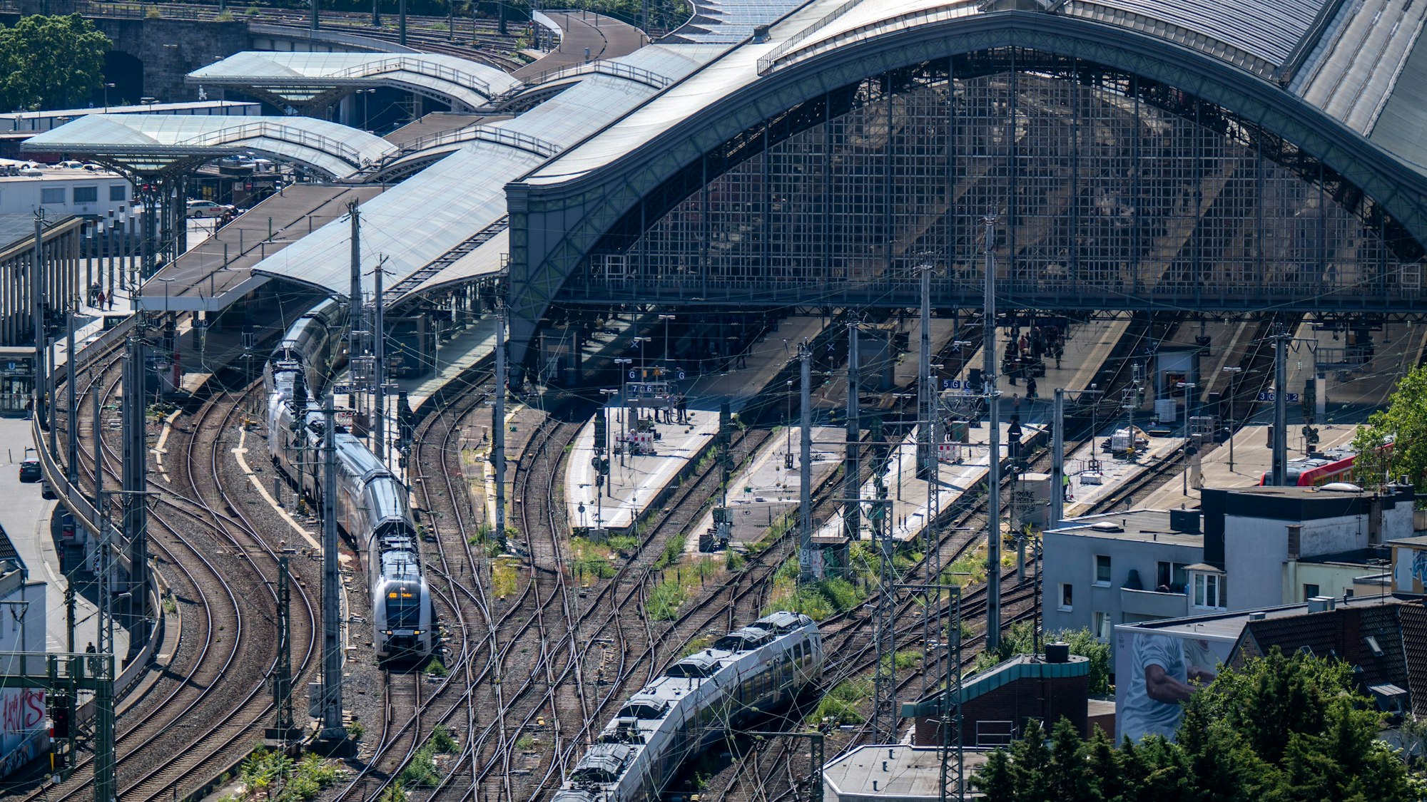 Blick auf den Kölner Hauptbahnhof (Archivbild). Hier ist es am Mittwoch (9. Oktober) zu Einschränkungen im Zugverkehr gekommen.