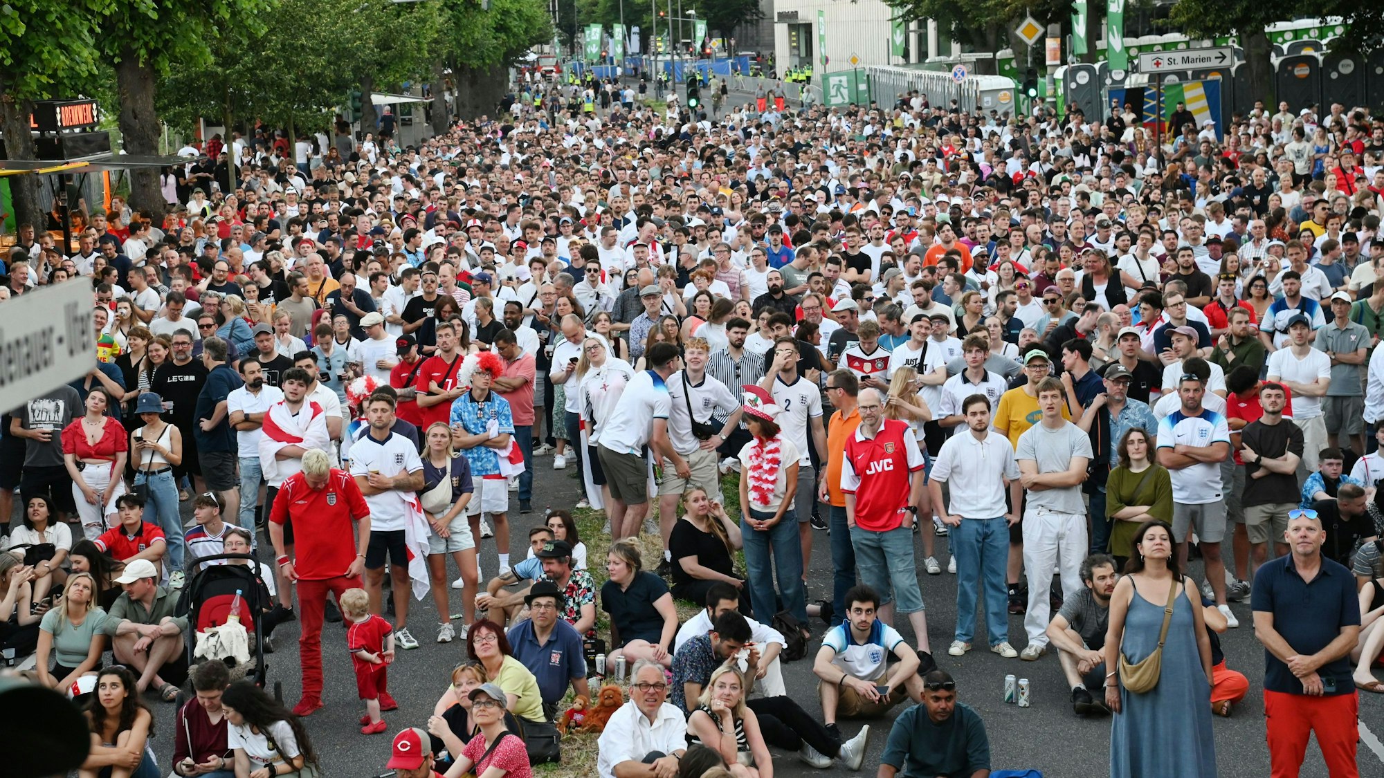 25.06.2024 Köln. EM 2024. Public Viewing am Konrad-Adenauer-Ufer. England gegen Slovenien. Foto: Alexander Schwaiger
