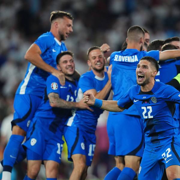 Die slowenische Nationalmannschaft feiert nach dem 0:0 gegen England in Köln erstmals den Einzug in ein Achtelfinale bei einer Europameisterschaft. Im Vordergrund jubelt Mittelfeldspieler Adam Gnezda Čerin nach dem Schlusspfiff.