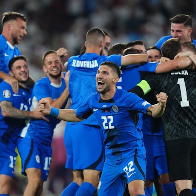 Die slowenische Nationalmannschaft feiert nach dem 0:0 gegen England in Köln erstmals den Einzug in ein Achtelfinale bei einer Europameisterschaft. Im Vordergrund jubelt Mittelfeldspieler Adam Gnezda Čerin nach dem Schlusspfiff.