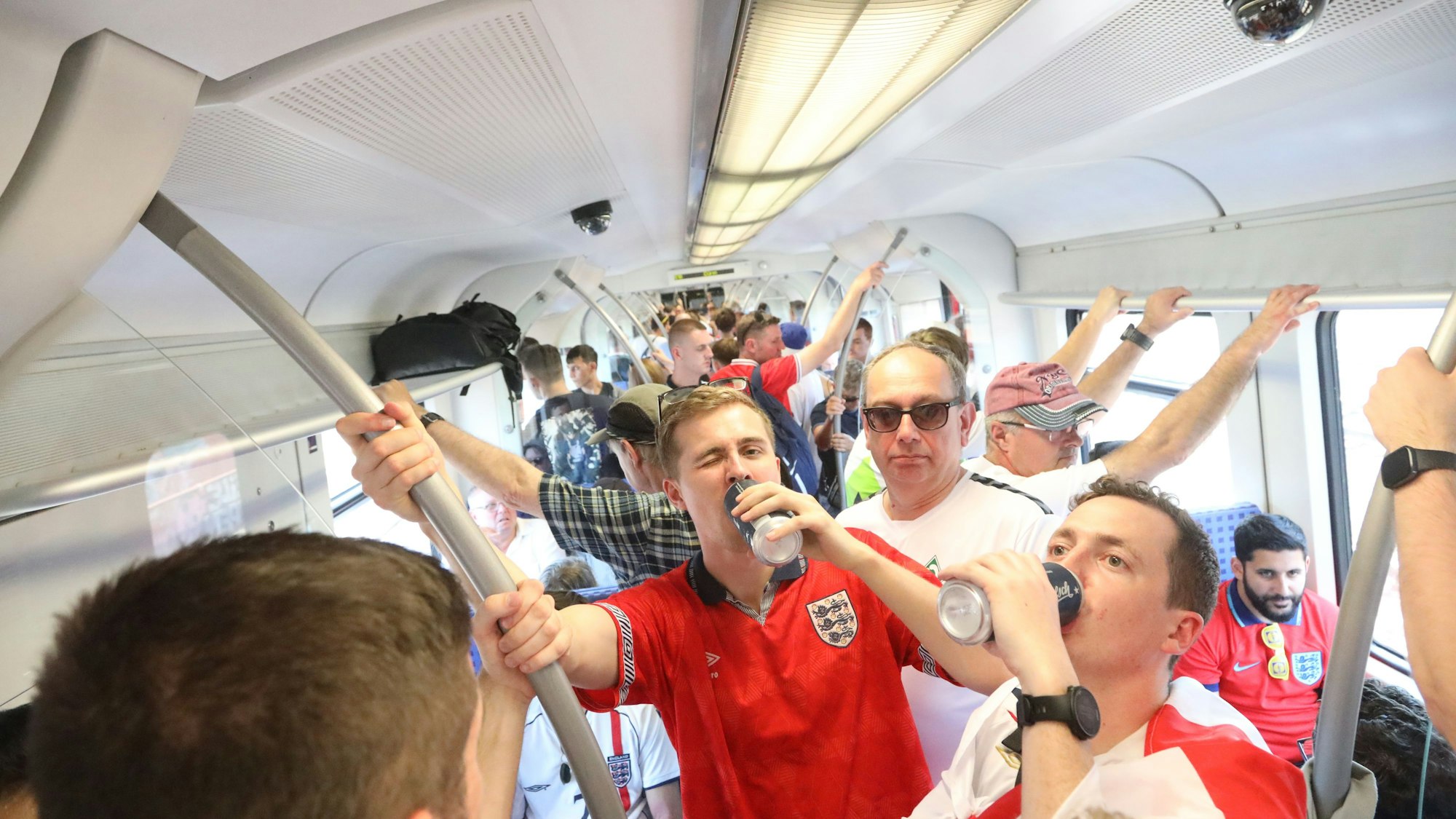 Auf dem Weg ins Stadion mit der S-Bahn nach Müngersdorf. Englische und slowenische Fans in der S19 singen, lachen und trinken gemeinsam.