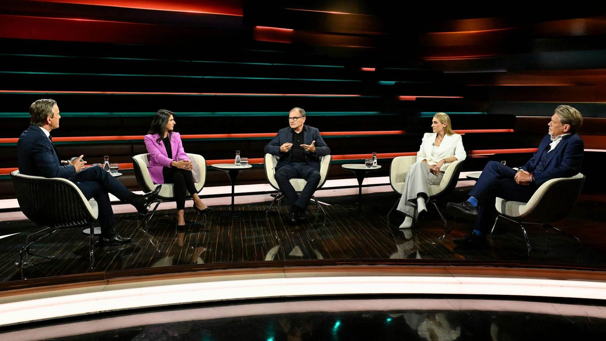 Talkrunde im ZDF: Markus Lanz, Serap Güler, Ewald Lienen, Anna Kraft und Hajo Schumacher (v. l.).
