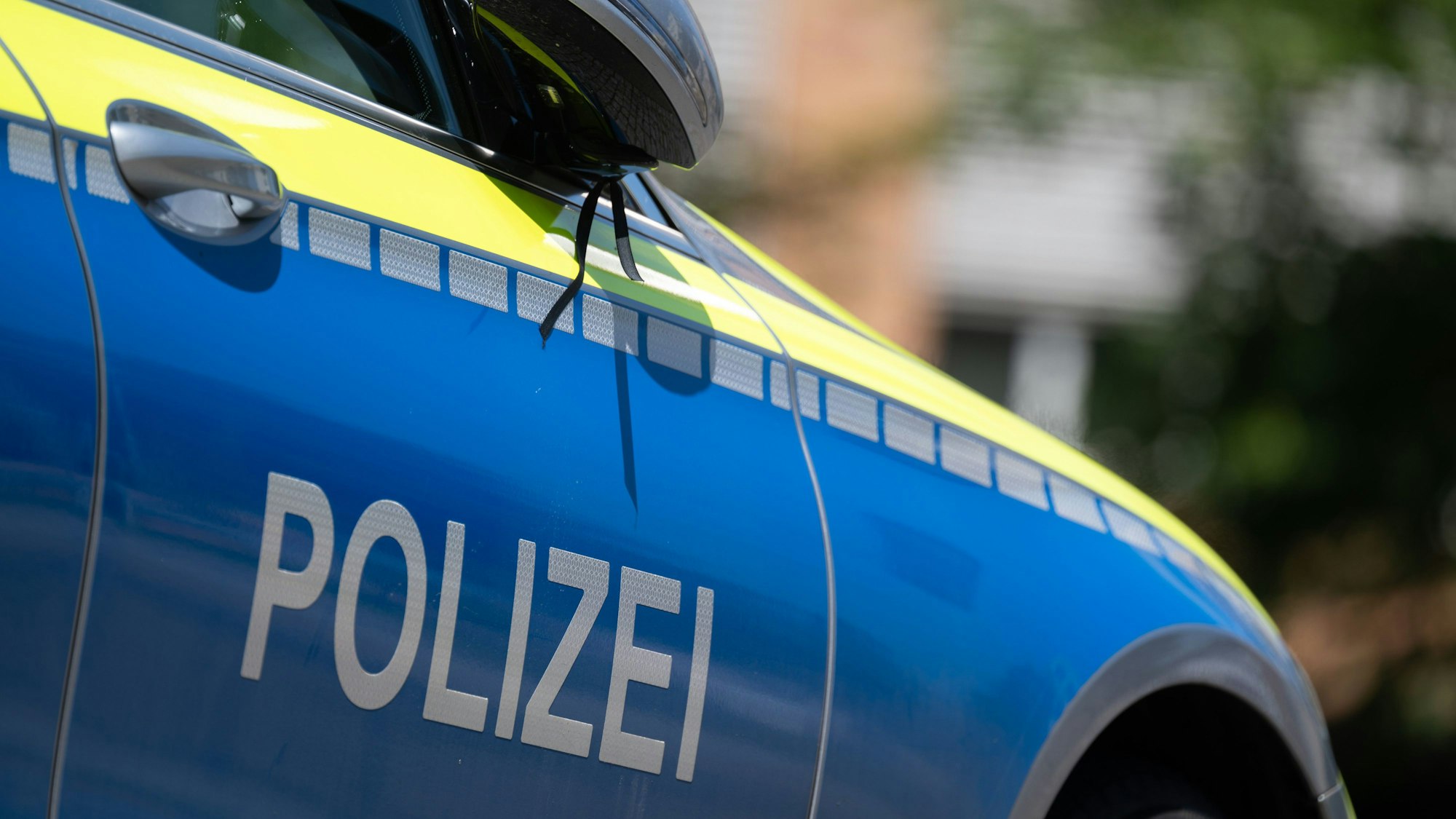 Auf dem Foto ist ein Polizeiwagen zu sehen.