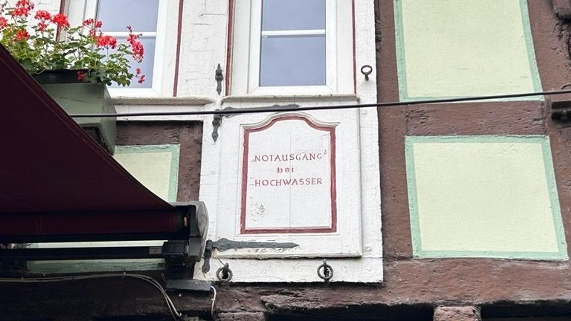 "Notausgang bei Hochwasser": Der Eingang zur malerischen Innenstadt von Linz liegt direkt am Rhein.