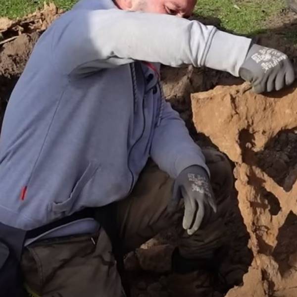 Abgesperrtes Gebiet, Kampfmittelfund in Pulheim. Schatzsucher Carsten Konze stieß auf Panzerfäuste und Minen aus dem Zweiten Weltkrieg.